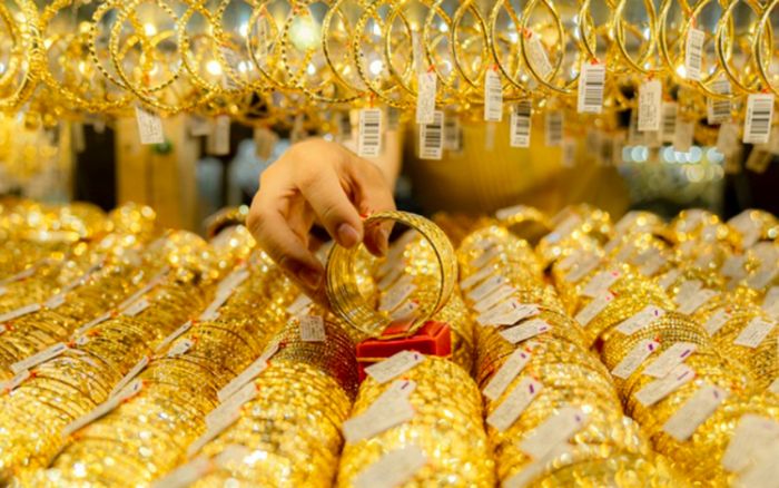 Tin tài chính hôm nay 18/12: Giá vàng neo đỉnh, USD trái chiều