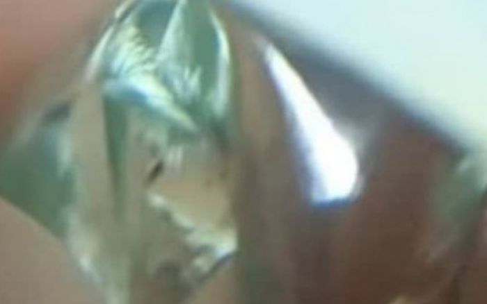 Hai người bạn thân đào đất tìm thấy viên kim cương trị giá hơn 1,7 tỷ đồng, tiết lộ mục đích sử dụng số tiền