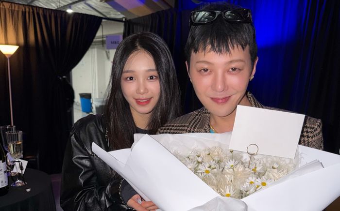 Ảnh thân thiết của G-Dragon và hot girl sinh năm 2000 đang gây xôn xao, danh tính gây bất ngờ