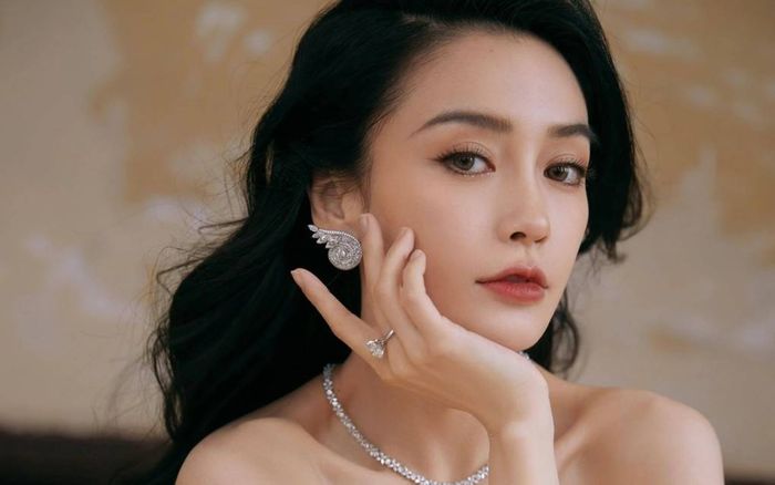 Đoạn clip 12 giây của Angelababy gây tranh cãi dữ dội