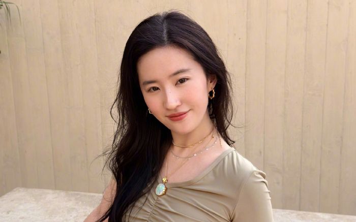 Lưu Diệc Phi được bắt gặp ở chốn đông người, để lộ thói quen chuẩn 'phú bà'