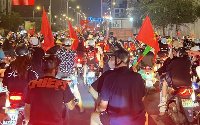 Người dân Việt Nam 'đi bão' sau chiến thắng Việt Nam tại SEA Games 33