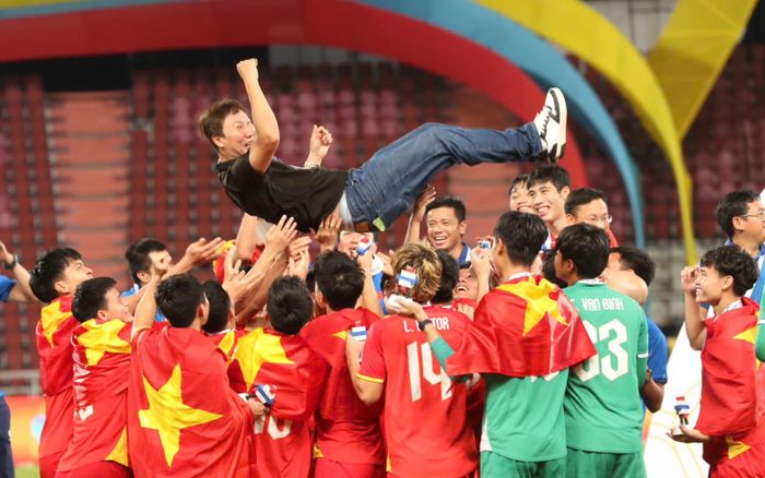 HLV Kim Sang Sik trải lòng sau khi hạ Thái Lan