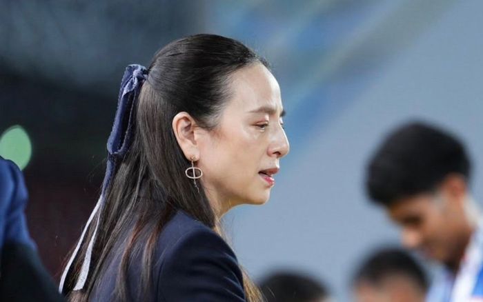 Biểu cảm của Madam Pang khi trao HCB cho Thái Lan