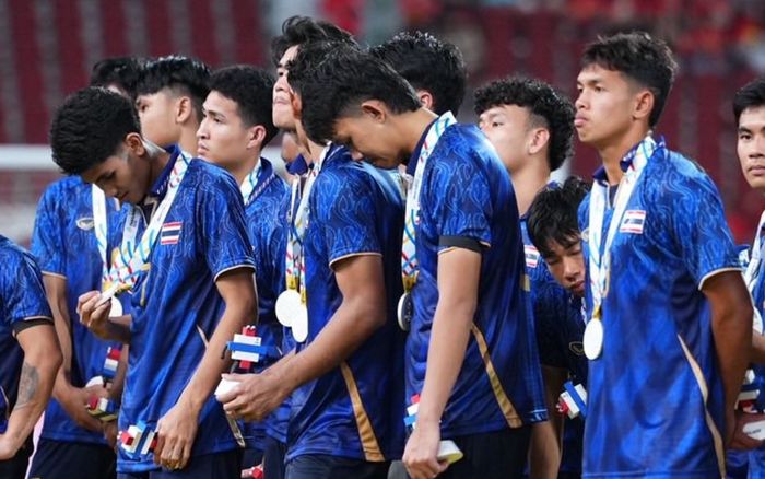 Cầu thủ Thái Lan buồn bã trên bục nhận huy chương