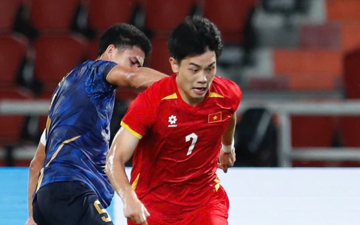 Tiền đạo Đình Bắc đổi đời