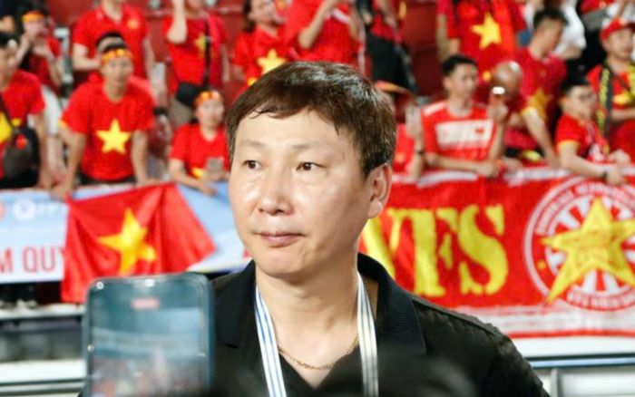 Truyền thông châu Á nói thật về HLV Kim Sang Sik và Đình Bắc