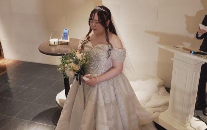 Cô gái 32 tuổi làm đám cưới, đến khi chú rể lộ mặt ai cũng 'sốc nặng'