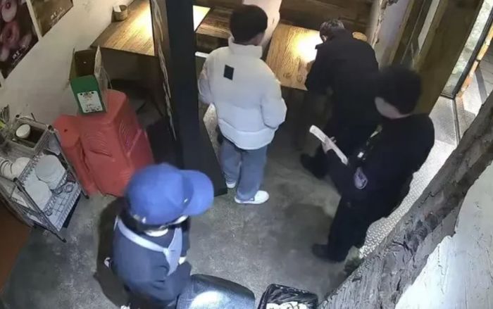 Đi ăn nhà hàng cùng bạn bè, người đàn ông từ chối thanh toán khiến cảnh sát phải vào cuộc