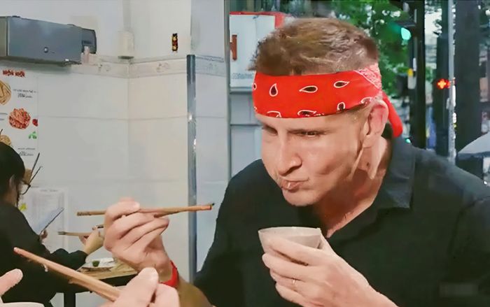 Khách Tây tò mò thử món ăn 'tệ nhất Việt Nam', tuyên bố 1 câu chấn động