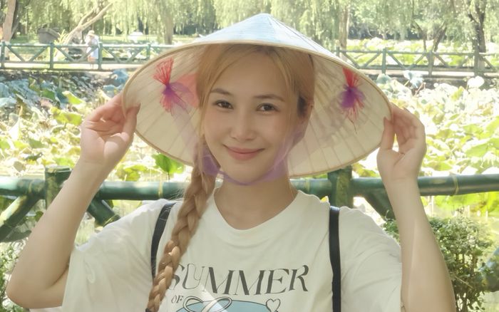 Chiếc điện thoại 8 triệu của Hương Tràm