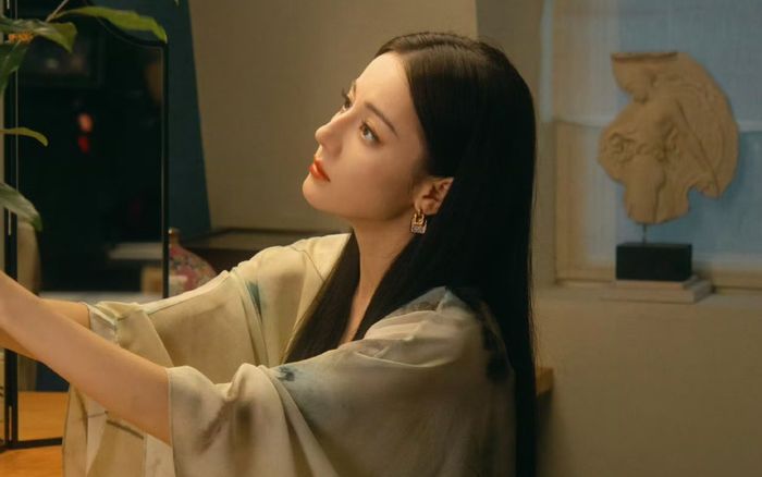 Địch Lệ Nhiệt Ba trượt dài