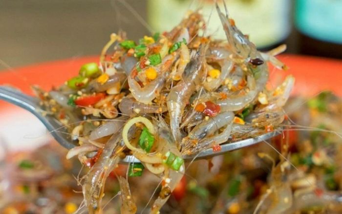 Món ăn gây 'khiếp vía' là đặc sản, nhai nguyên con còn sống, nghe bật tanh tách trong miệng