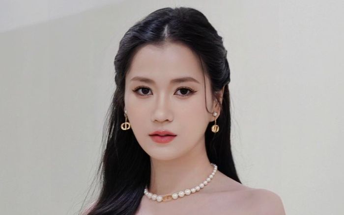 Chiếc xe 900 triệu của Lâm Vỹ Dạ