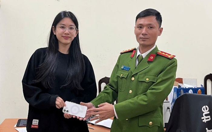 Đánh rơi món đồ quý giá, cô gái trẻ nhận cái kết 'đẹp như mơ'