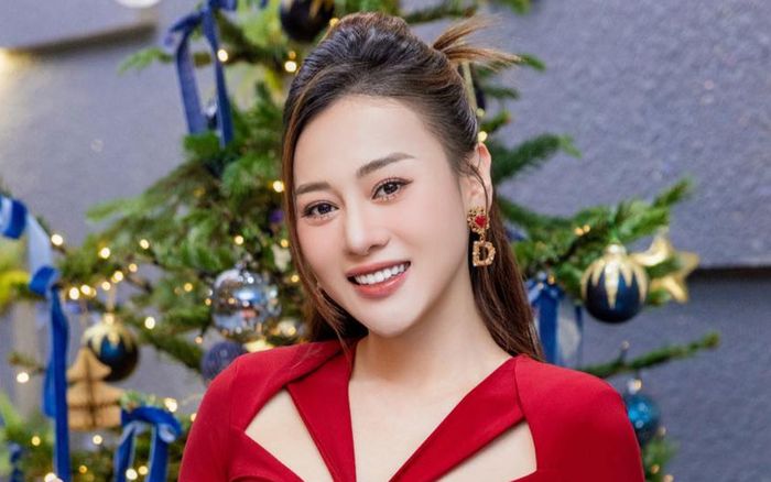 Đôi bông tai vàng của Phương Oanh