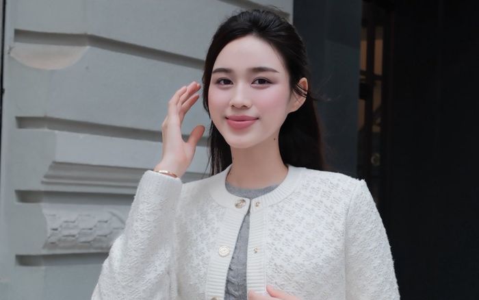 Công thức mặc đẹp giúp Đỗ Thị Hà khoe trọn đôi chân 1m11