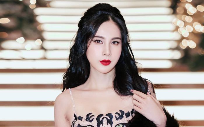 Xe 800 triệu của ca sĩ Thủy Tiên