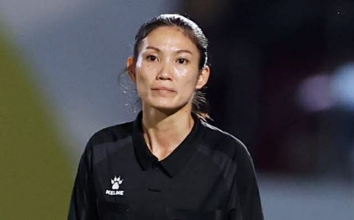 Đồng hồ 1 triệu của nữ trọng tài Lào