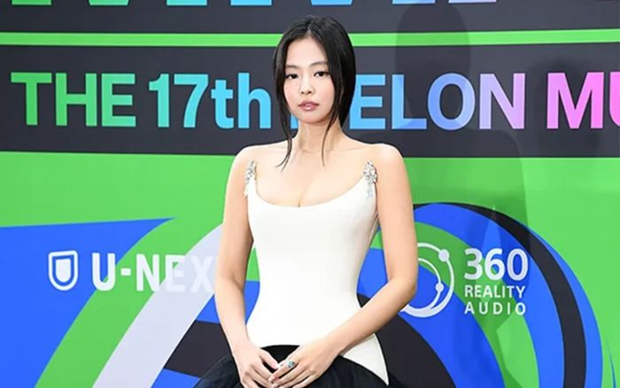 Jennie (BLACKPINK) gây choáng với váy corset