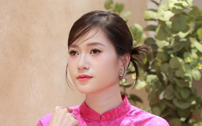 Chiếc áo tôn dáng của Lâm Vỹ Dạ