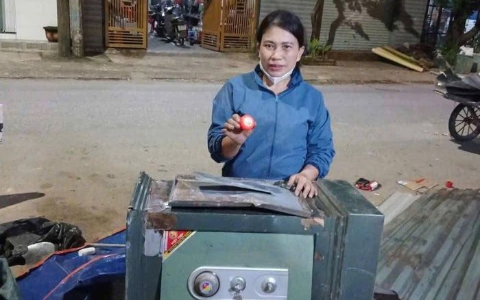 Mua được chiếc két sắt phế liệu, người phụ nữ không ngờ tới thứ lộ ra bên trong