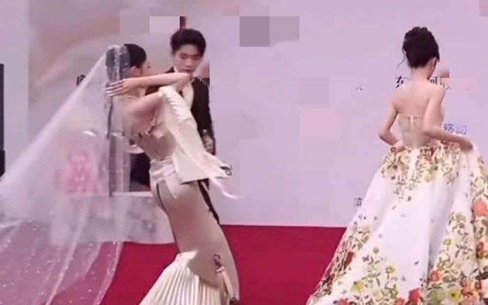 Nữ diễn viên nổi tiếng gặp sự cố trang phục, suýt ngã ngửa trên thảm đỏ