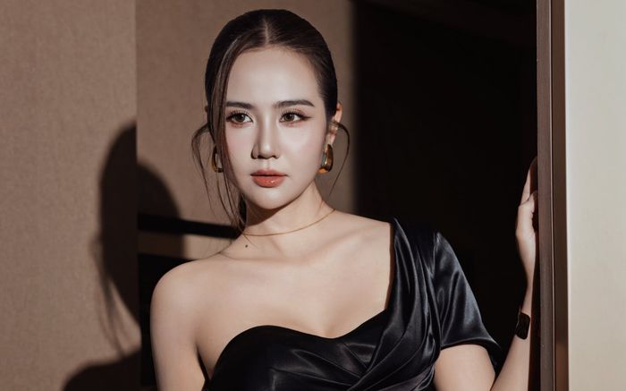 'Mẹ một con' Huyền Lizzie diện váy hở bạo, khoe trọn lưng trần quyến rũ