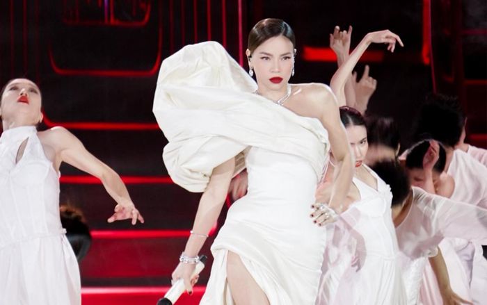 Hồ Ngọc Hà mặc váy xẻ tà gợi cảm, làm 1 hành động cực đặc biệt trước chục nghìn khán giả