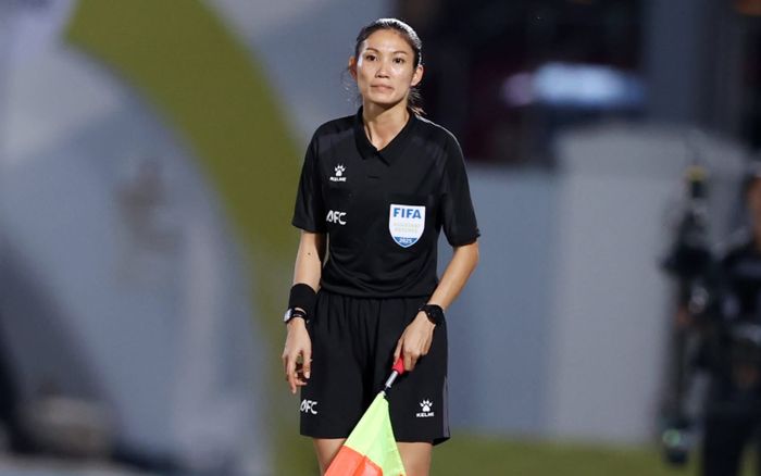 CĐV Lào bảo vệ trọng tài Lào khiến Việt Nam thua Philippines