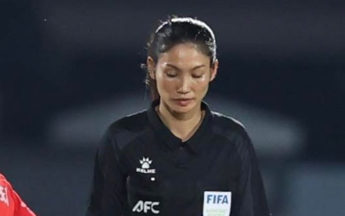CĐV Lào đã đúng khi không thể trách riêng nữ trọng tài Lào