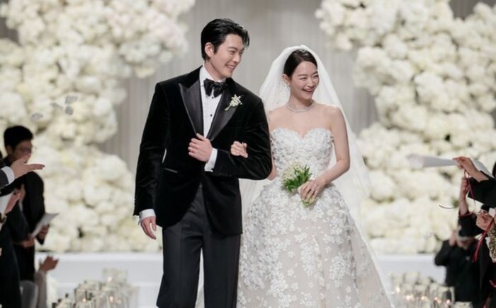 Cặp đôi hẹn hò 10 năm tung ảnh làm đám cưới đẹp lung linh khiến fan vỡ oà