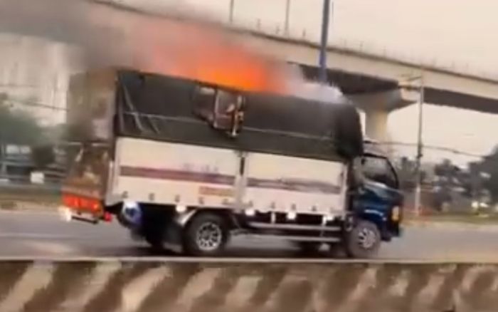 Xe tải bốc cháy ngùn ngụt trên đường, bất ngờ phản ứng của tài xế