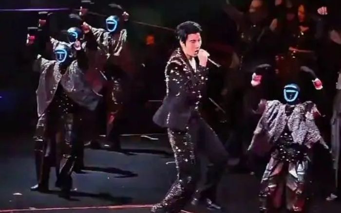 Nam ca sĩ gây chấn động khi biểu diễn cùng hàng chục robot hình người, khán giả tranh cãi