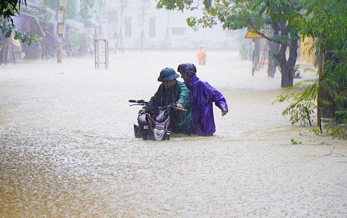 Mưa cực lớn 'bủa vây' miền Trung, nguy cơ lũ quét và sạt lở đất gia tăng