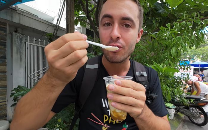 Khách Tây thử món ăn lạ 15 nghìn ở TP.HCM, muỗng đầu tiên đã kinh ngạc thốt lên 1 câu