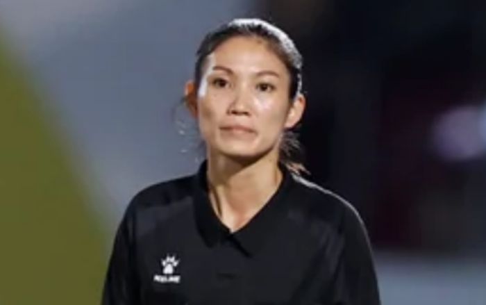 Đôi giày 3 triệu của nữ trọng tài Lào