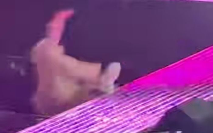 Nam ca sĩ bước hụt chân, rơi khỏi sân khấu cao 2m khiến khán giả bàng hoàng