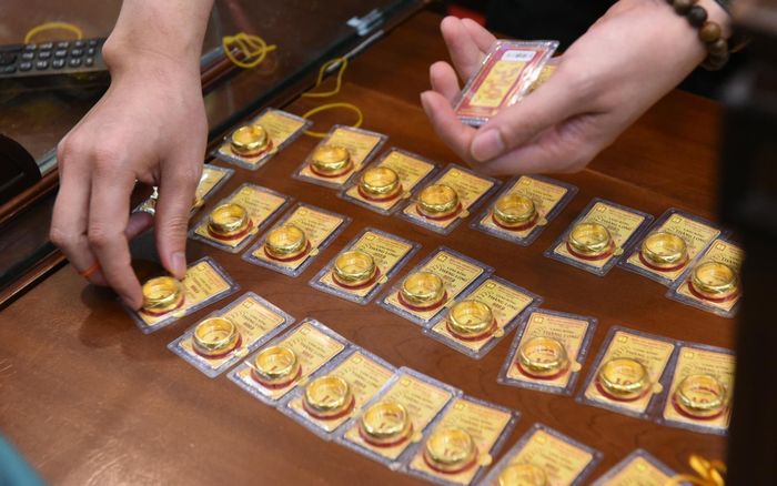 Giá vàng hôm nay (23/12): Vàng nhẫn nóng rực dịp cuối năm, dân tích trữ 'toát mồ hôi' theo dõi