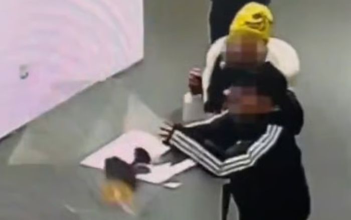 Cậu bé làm gãy vương miện bằng vàng đắt tiền tại triển lãm, phản ứng chủ nhân gây chú ý