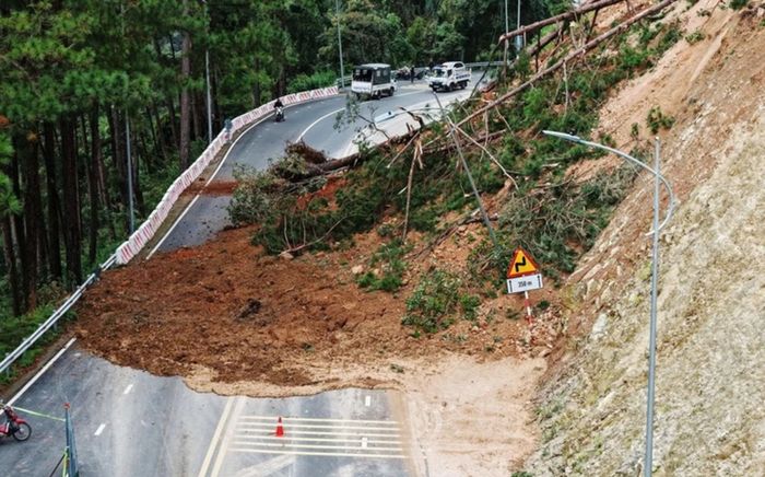Mưa lớn lại trút xuống sầm sập, nơi nào ở Trung Trung Bộ đối mặt nguy cơ sạt lở đất?
