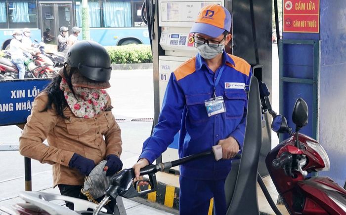 Giá xăng dầu hôm nay 23/12: Tăng rất mạnh