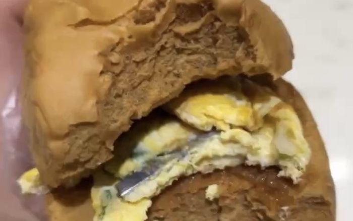 Ăn bánh bao kẹp trứng, người đàn ông kinh hoàng khi phát hiện vật nguy hiểm bên trong