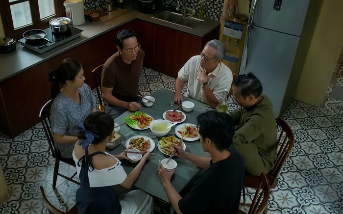 Phim giờ vàng tối nay 24/12: Gia đình ông Phi lắng lại sau biến cố