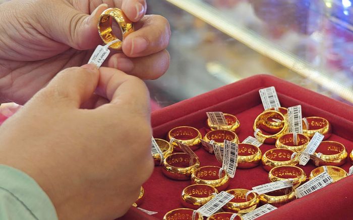 Giá vàng hôm nay (24/12): Mua vàng miếng hay ôm vàng nhẫn lúc này?