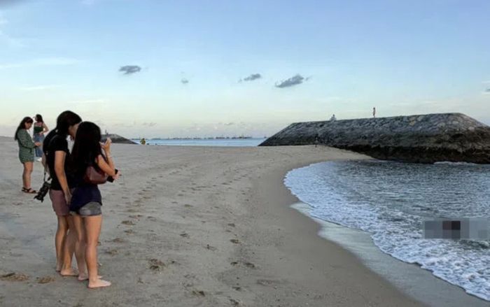Đang chụp hình trên bãi biển, nữ sinh 'rụng rời tay chân' khi thấy một thứ trôi dạt vào bờ