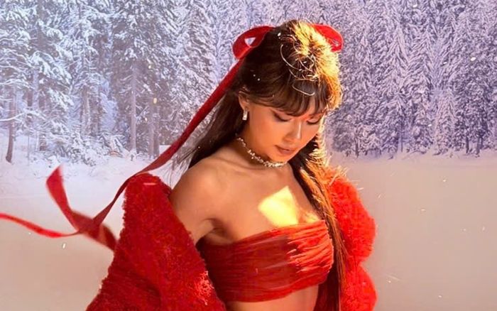 'Nóng bỏng tay' với bộ ảnh đón Giáng sinh của Á hậu Thảo Nhi Lê