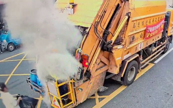 Người công nhân vệ sinh bỗng 'tàng hình' khi đang làm việc, cảnh tượng được camera ghi lại gây bức xúc