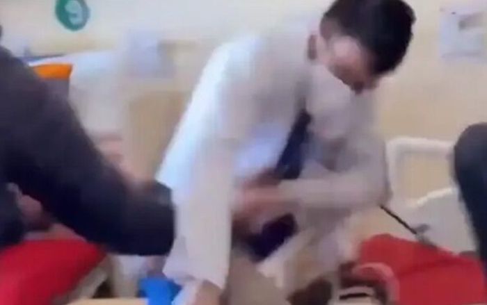 Xôn xao clip bác sĩ đánh bệnh nhân trên giường bệnh gây phẫn nộ