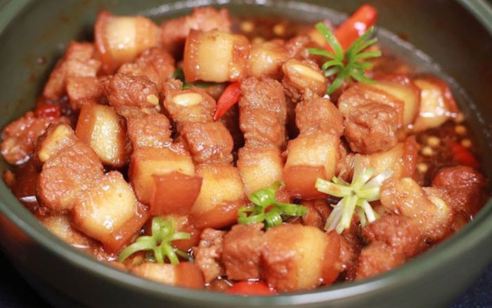 Người đàn ông đột quỵ sau khi ăn thịt kho với dưa leo, bác sĩ chỉ lý do sâu xa